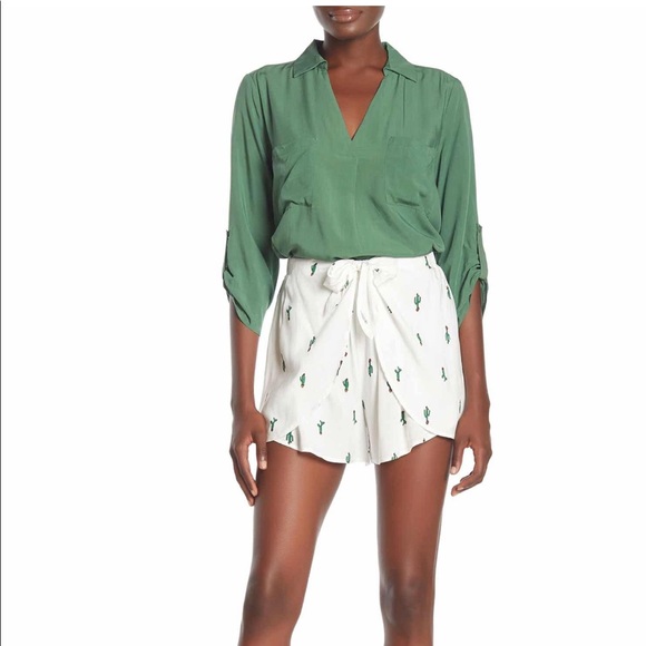 Lush Pants - NWT Lush cactus tie front shorts size S